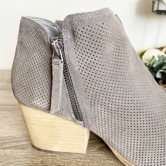 Vince Camuto Nethera Gray Perforated Leather Pointed Toe Ankle Booties 11M - Picture 2 of 12